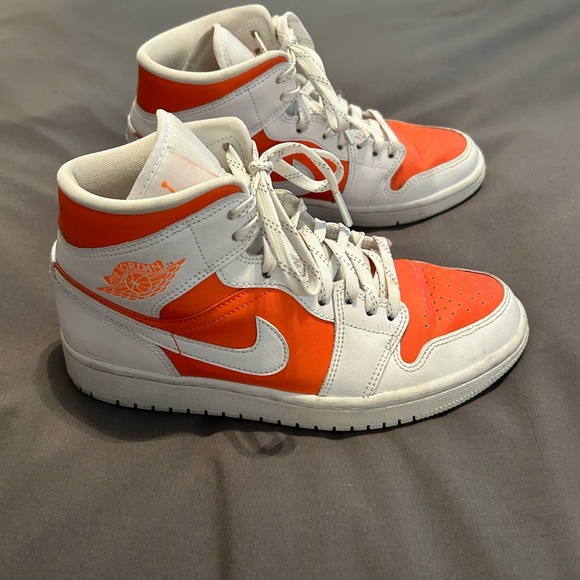 Women’s Jordan 1’s - Picture 4 of 9